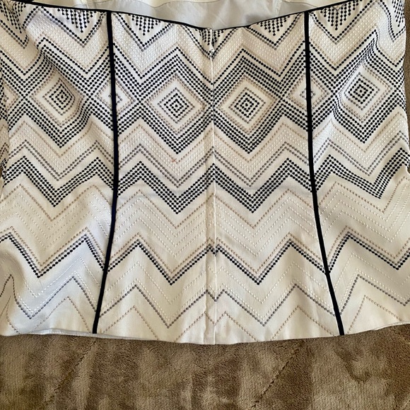 Geometric Patterned Black and White Skirt - Picture 2 of 3